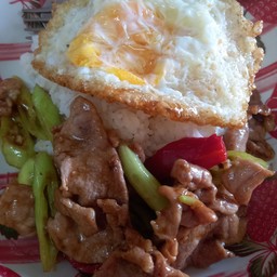 หมูผัดพริก+ไข่ดาว (โปรเดือนนี้ฟรีน้ำ