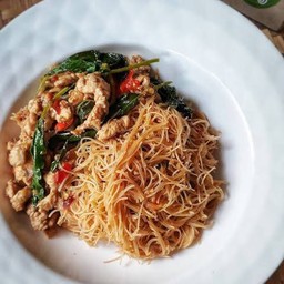 ผัดกะเพราเส้นหมี่ หมึก