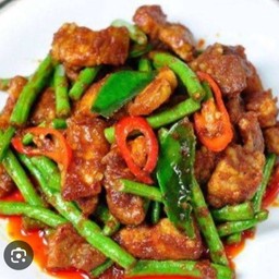 ผัดเครื่องแกงหมูเป็นกับ