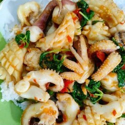 ข้าวสวยร้อนๆกระเพราปลากมึก