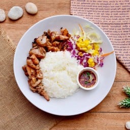 ข้าวสเต็กไก่หมักพริกไทยดำ