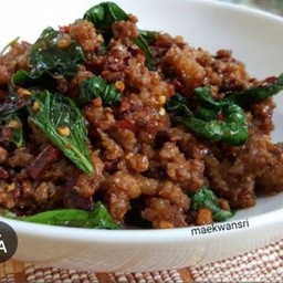 เนื้อสับผัดใบยี่หร่าพริกแห้งราดข้าว