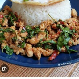 ไก่สับผัดใบโหระพาราดข้าว