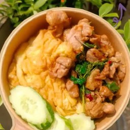 ข้าวกระเพราไก่ไข่ข้น