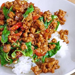 กะเพราหมูสับราดข้าว