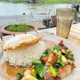 ข้าวคะน้าหมูกรอบ