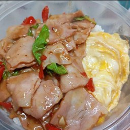 ไข่ข้นกะเพราเบคอนราดข้าว