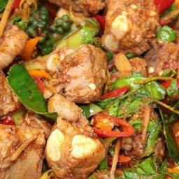ผัดเผ็ดซี่โครงหมูราดข้าว