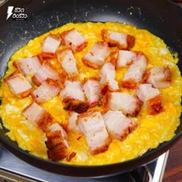 ข้าวไข่ข้นหมูกรอบ