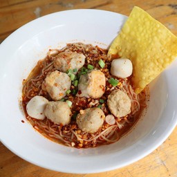 ก๋วยเตี๋ยวต้มยำลูกชิ้นแคะ