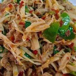 เนื้อสับผัดหน่อไม้ดองราดข้าว