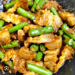 สามชั้นผัดเครื่องแกงใต้ราดข้าว