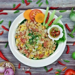 ข้าวผัดไข่ใส่เกลือบวกไส้กรอก