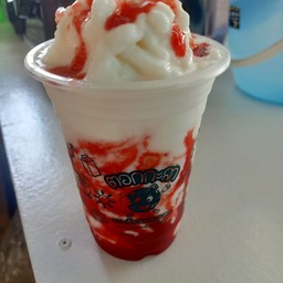 มะพร้าวปั่นนมสด รสดั้งเดิม ท็อปสตรอว์เบอร์รี่กวนสด