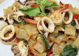 ผัดกะเพราเส้นใหญ่ กุ้ง