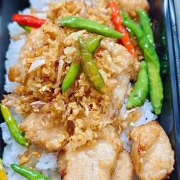 ข้าวไก่ทอดกระเทียมพริกขี้หนูสด