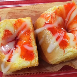 ขนมปังไส้ทะลัก นมซอสสตอเบอรี่เข้มข้น