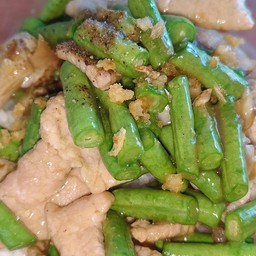 ข้าวผัดถั่วฝักยาวหมูชิ้น