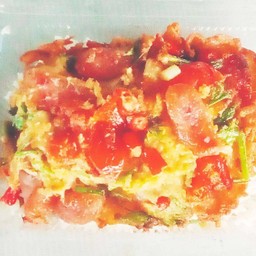 ข้าวไข่เจียวกุนเชียง มะเขือเทศ ต้นหอมพริก