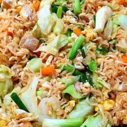 มาม่าผัดไข่หมูสับ