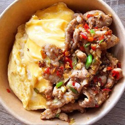 ข้าวไข่ข้นผัดกระเพรา