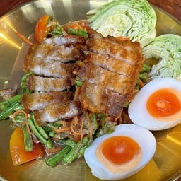 ตำถั่วหมูกรอบไข่ต้มแคปหมู