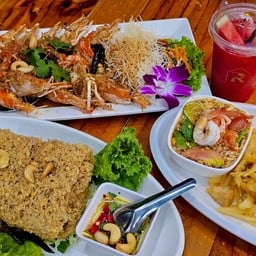 แรดคาเฟ่ สุพรรณบุรี