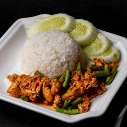ผัดพริกแกงไก่ราดข้าว