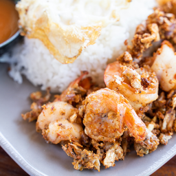 กุ้งทอดกระเทียมราดข้าว
