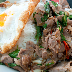 กะเพราหมูชิ้นราดข้าว