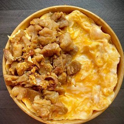 หมูกระเทียม(โรยหน้าพริกไทย) ไข่ข้น (ใช้ไข่2ฟอง)