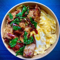 กะเพราหมูกรอบ ไข่ข้น(ใช้ไข่2ฟอง)