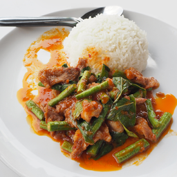 ผัดพริกแกงหมูชิ้นราดข้าว