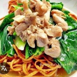 ่ราดหน้าไก่ หมี่กรอบ