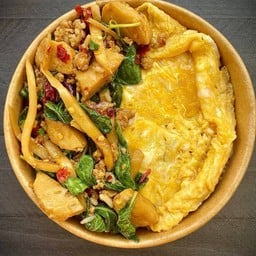 กะเพราลูกชิ้นหน่อไม้ดอง ไข่ข้น (ใช้ไข่2ฟอง)