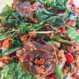 กะเพราไข่เยี่ยวม้า