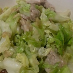 กระหล่ำปลีผัดหมู (เป็นกับข้าว)(กระหล่ำปลี ครึ่งโล)