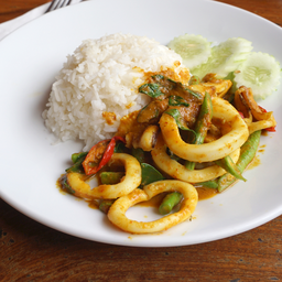 ผัดพริกแกงหมึกราดข้าว