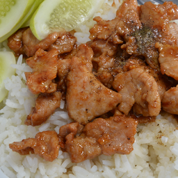 หมูชิ้นทอดกระเทียมราดข้าว