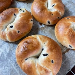 Black olive bagel w cheddar