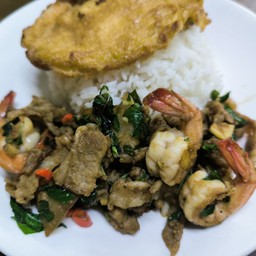 กะเพราหมูสามชั้นและกุ้ง ราดข้าว