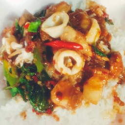 กระเพรา ปลาหมึก สามชั้น ราดข้าว