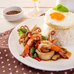 กะเพราทะเลราดข้าว