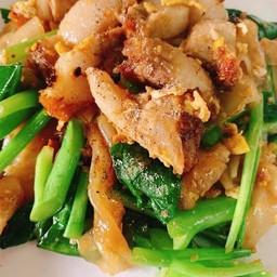 ผัดซีอิ๊วเส้นใหญ่หมูกรอบ