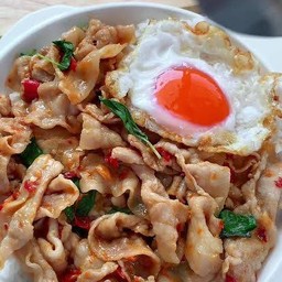 ข้าวกะเพราสามชั้นสไลด์