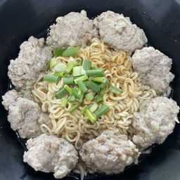 มาม่าพิเศษรสต้มยำใส่หมู