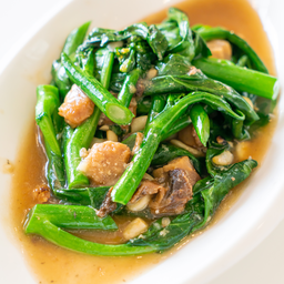 ผัดคะน้าไก่ราดข้าว