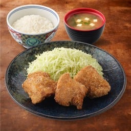 ชุดไก่ทอด เสิร์ฟพร้อมข้าวญี่ปุ่นและซุปมิโซะ