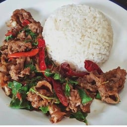 กะเพราเนื้อราดข้าว