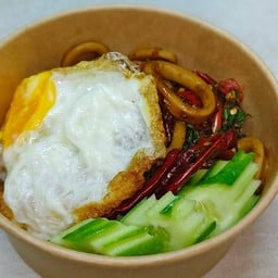 กะเพราปลาหมึก ฟรีไข่ดาว